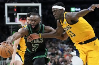 Jaylen Brown (no 7), ici au duel avec Pascal Siakam, a inscrit 40 points pour les Celtics jeudi. KEYSTONE/AP/Steven Senne